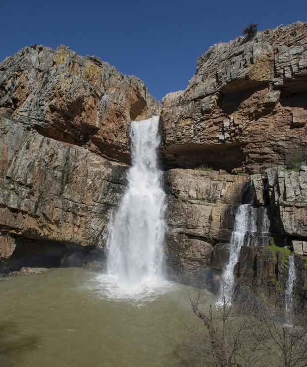 Vista aérea de la Cascada de la Cimbarra, un espectacular salto de agua de 40 metros de altura, que junto a las pinturas rupestres declaradas Patrimonio de la Humanidad.