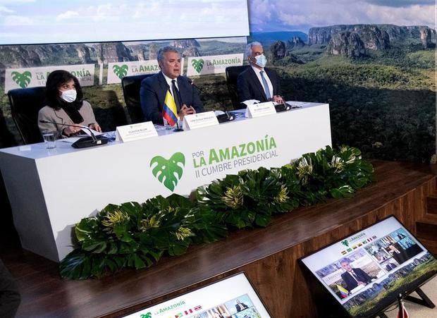 Fotografía cedida hoy por la Presidencia de Colombia que muestra al mandatario Iván Duque (c) acompañado por la ministra de Relaciones Exteriores, Claudia Blum (i), y el ministro de Medio Ambiente, Ricardo Lozano (d), mientras participan en la II Cumbre Presidencial por la Amazonía, en Bogotá (Colombia).