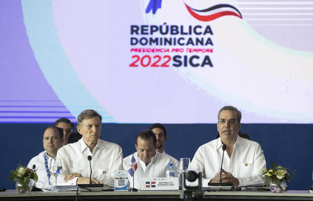 El presidente de R.Dominicana, Luis Abinader (d), y el canciller dominicano, Roberto Álvarez, participan hoy, en la LVI Reunión de jefes de Estado y de Gobierno de los países miembros del Sistema de la Integración Centroamericana (SICA), en Santiago (República Dominicana).
