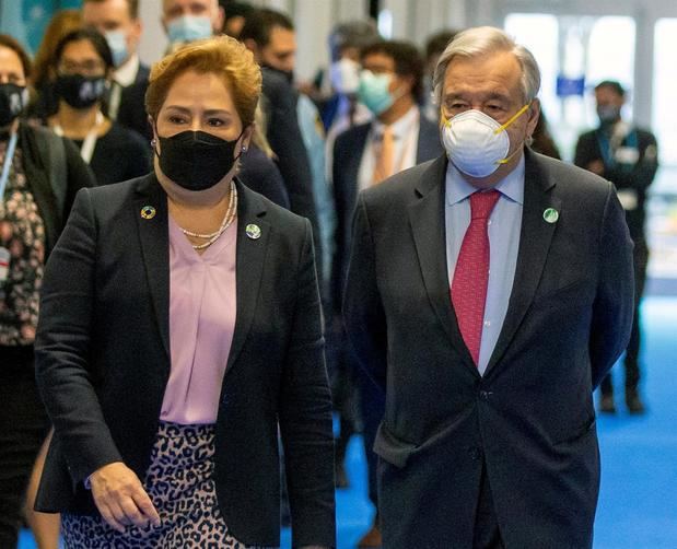 La Secretaria Ejecutiva de la Convención Marco de las Naciones Unidas sobre el Cambio Climático (CMNUCC) Patricia Espinosa (i) y el Secretario General de la ONU Antonio Guterres (d) llegan para asistir a una reunión con los participantes en la Conferencia de las Naciones Unidas sobre el Cambio Climático COP26 en Glasgow, Gran Bretaña.