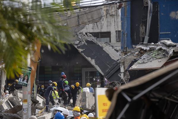 Equipos de rescate trabajan en la búsqueda de víctimas al interior de la discoteca Jet Set este miércoles, en Santo Domingo (República Dominicana). 