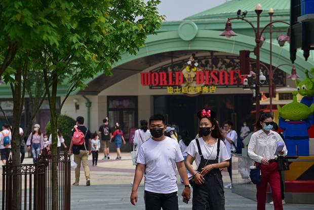 El parque temático de Disneyland en la ciudad oriental china de Shanghái anunció hoy que volverá a cerrar temporalmente debido a las restricciones anti-covid tan solo cuatro días después de reabrir sus puertas tras casi un mes clausurado por el mismo motivo.