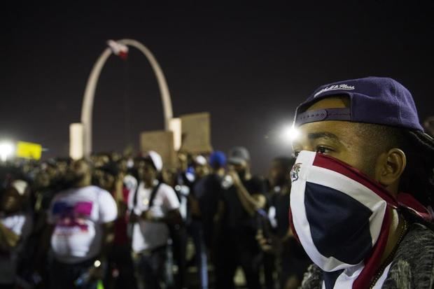 Miles de personas vestidas de negro se siguen congregando frente a la sede de la Junta Central Electoral (JCE) en protesta por la suspensión de las elecciones municipales dominicanas del domingo pasado en Santo Domingo.