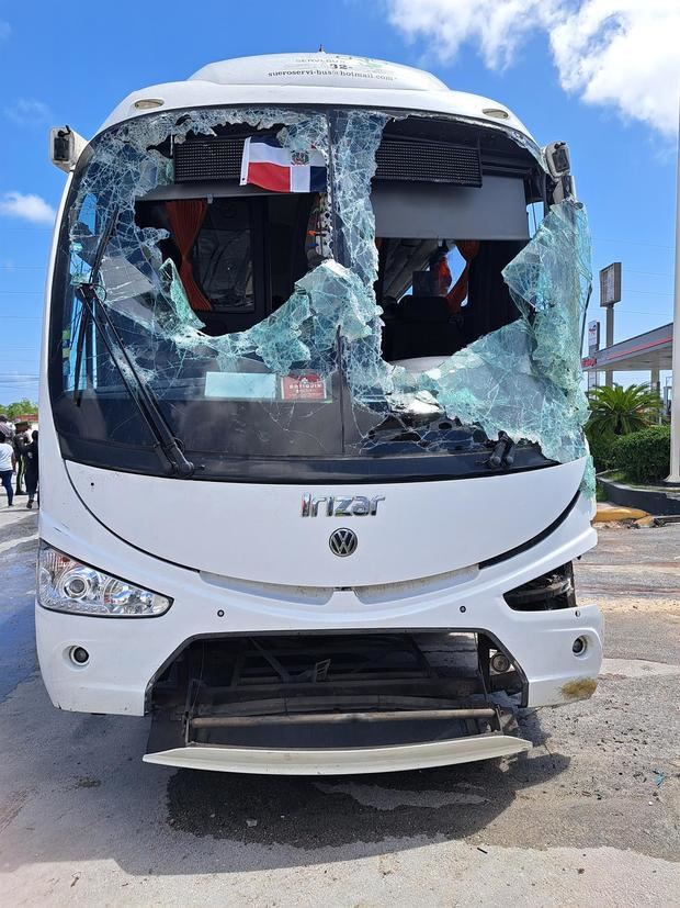 Registro general este jueves, 6 de octubre, del frente de un autobús accidentado en el que murieron dos turistas suramericanas y una veintena más resultó herida, en Punta Cana (República Dominicana).