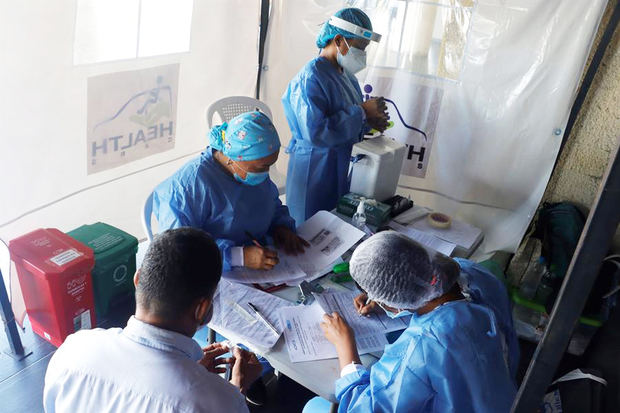 Trabajadores de la salud realizan pruebas de Covid-19 hoy en Cartagena, Colombia.