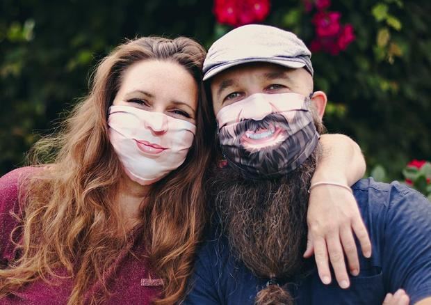 Dos creativos belgas, Annick De Geyter (i) y Filip Bunkens, han visto en la uniformidad y el anonimato que imponen las mascarillas la oportunidad de lanzar la campaña #beyourself (se tú mismo).