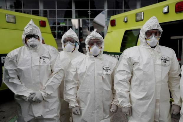 Bomberos municipales de Guatemala muestran los trajes especiales con los que atenderán a las personas con síntomas de estar contagiados con el coronavirus, este lunes en Ciudad de Guatemala, Guatemala. 