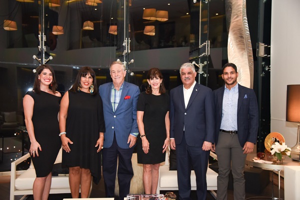 Canciller Miguel Vargas (segundo desde la derecha) y la  embajadora Robin Bernstein (tercera desde la derecha), junto a sus respectivos esposos e hijos: Angelita García de Vargas, Richard Bernstein, Julia Bernstein y Alan Vargas.