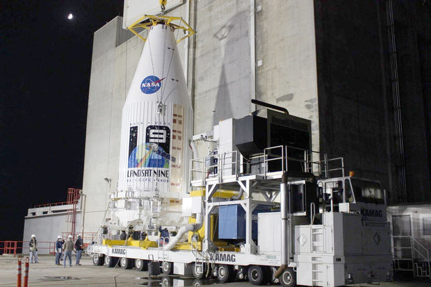 Fotografía cedida por United Launch Alliance donde se muestra un transportador de carga con el satélite Landsat 9.