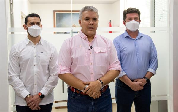 Fotografía cedida por la presidencia de Colombia del mandatario Iván Duque (c) junto al ministro del Interior Daniel Palacios (i) y el ministro de Defensa Diego Molano este viernes en Cúcuta 