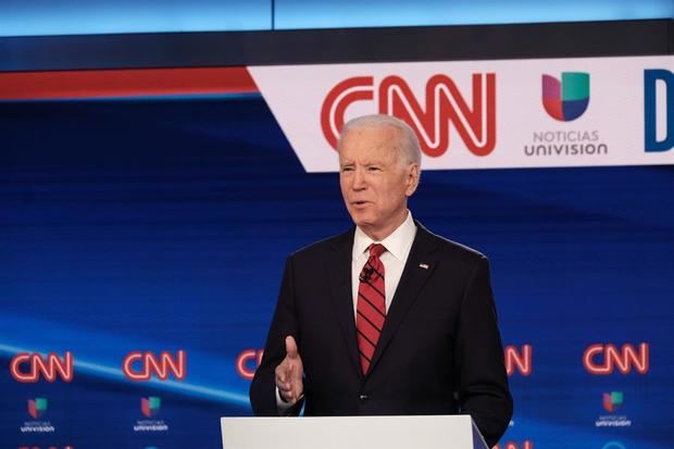 El candidato presidencial demócrata y ex vicepresidente Joe Biden habla mientras debate al senador de Vermont Bernie Sanders durante el undécimo debate presidencial demócrata en CNN Studios en Washington, DC.