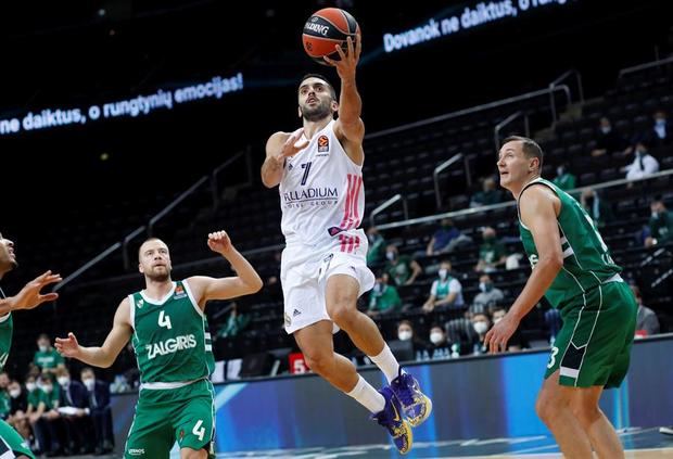 Fotografía tomada el pasado 6 de noviembre en la que se registró al base argentino Facundo Campazzo (c), al actuar para el Real Madrid y quien este lunes realizó su primer entrenamiento con los Nuggets de Denver de la NBA. 
