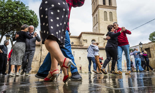 Cinco mil aficionados de España sacan el tango a la calle en Logroño
 

 