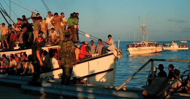 Foto de archivo de exiliados cubanos que llegan en barcos durante el éxodo del Mariel,en el que llegaron a Miami mas de 125.000 cubanos hace 25 años y tomó por sorpresa a las autoridades estadounidenses que no esperaban que la ola de refugiados fuera tan grande.