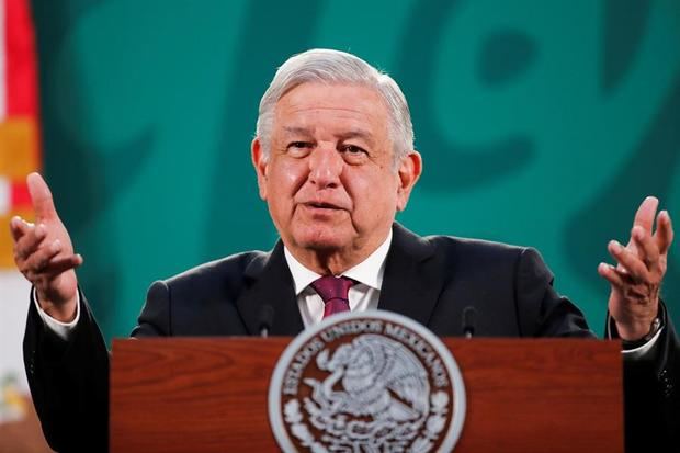 El presidente de México, Andrés Manuel López Obrador, habla durante una rueda de prensa hoy, en el Palacio Nacional de la Ciudad de México, México.