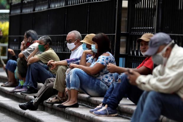 Un grupo de personas descansan en el Parque Central de Tegucigalpa, Honduras.