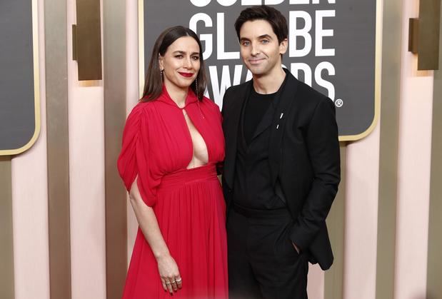 Lucia Aniello y Paul W. Downs durante la alfombra roja de los Globos de Oro en Los Ángeles (EE.UU.).