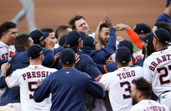 Astros vuelven a salvar la vida; Bravos a una victoria de la Serie Mundial.