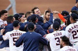 Astros vuelven a salvar la vida; Bravos a una victoria de la Serie Mundial