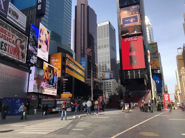 Fotografía de archivo que muestra la poca gente que transita en la icónica Times Square de Nueva York, EE.UU.