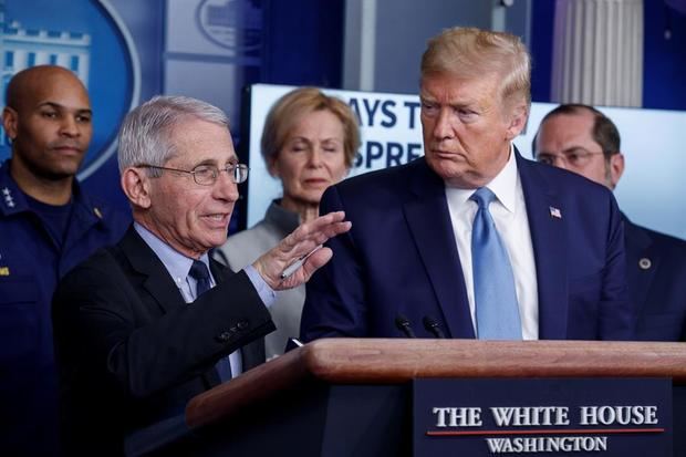 El director del Instituto Nacional de Alergias y Enfermedades Infecciosas, Dr. Anthony Fauci, junto con el presidente de los Estados Unidos, Donald J. Trump y miembros de la Fuerza de Tarea de Coronavirus, responde a una pregunta durante una conferencia de prensa de la Fuerza de Tarea de Coronavirus en la Casa Blanca en Washington.