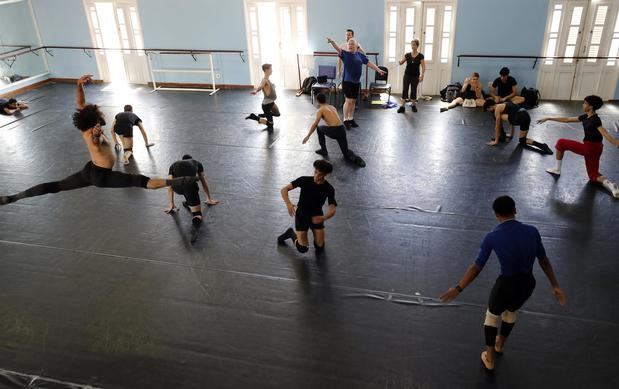 Bailarines del Ballet Nacional de Cuba (BNC) participan de un ensayo de 'La hora novena', de la coreógrafa británica Gemma Bond, hoy en un estudio en La Habana, Cuba.