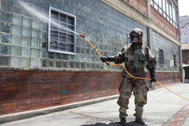 Un soldado participa en una jornada de desinfección para evitar la propagación del coronavirus en el parque del barrio 20 de julio en Bogotá, Colombia.