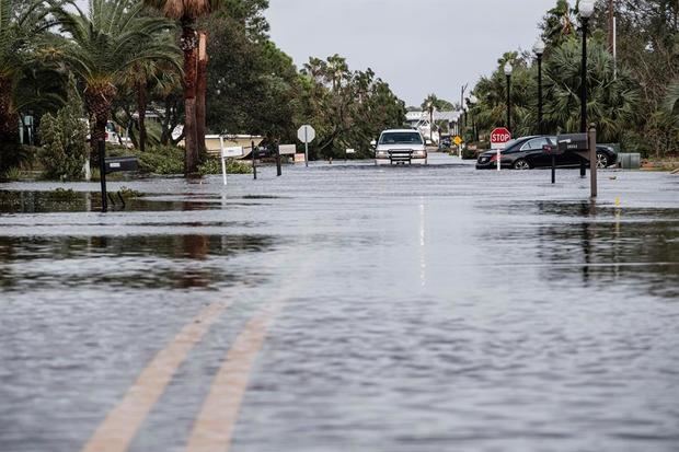 El huracán Teddy se refuerza y Sally, degradada a depresión, descarga lluvias.