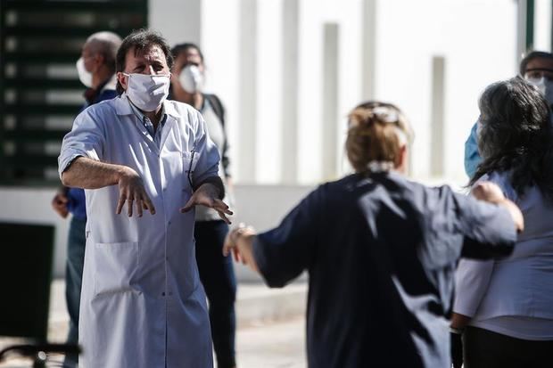 Personal médico fue registrado este viernes al realizar una asamblea para exigir mejoras en su seguridad en el Hospital Belgrano, del partido bonaerense de San Martín, luego de la confirmación de 13 casos de COVID-19 entre el personal sanitario de Argentina. 