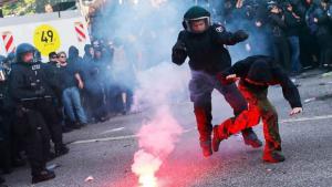 Decenas de policías heridos en protestas en Hamburgo 