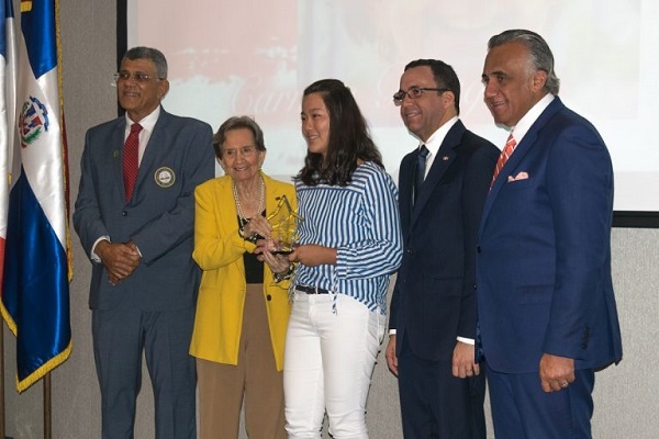 Acto de reconocimiento a golfistas juveniles