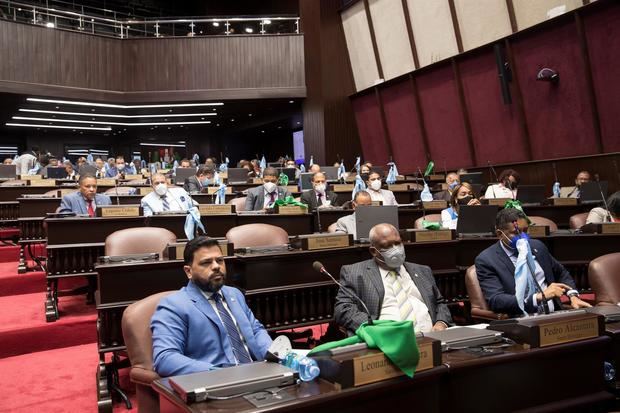 Fotografía tomada el pasado martes en la que se registró a diputados dominicanos al debatir sobre el proyecto de ley de despenalización del aborto, en Santo Domingo, Rep. Dominicana.