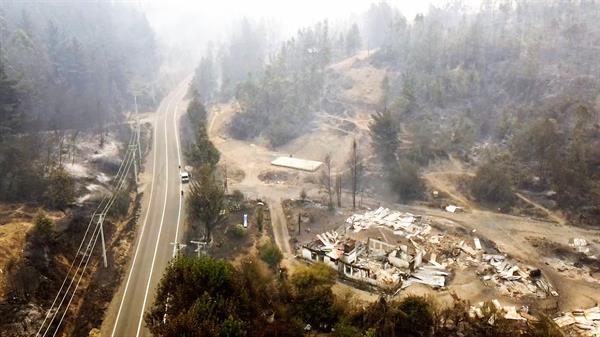 04/02/2023 18:53 (UTC)
Crédito:
EFE
Fuente:
EFE
Autor:
Javier Conce
Temática:
Catástrofes y accidentes » Incendios
Fotografía de las afectaciones de los incendios en las regiones de Biobío y Ñuble (Chile), el 3 de enero de 2023. 