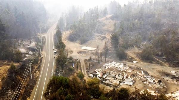 04/02/2023 18:53 (UTC)
Crédito:
EFE
Fuente:
EFE
Autor:
Javier Conce
Temática:
Catástrofes y accidentes » Incendios
Fotografía de las afectaciones de los incendios en las regiones de Biobío y Ñuble (Chile), el 3 de enero de 2023. 