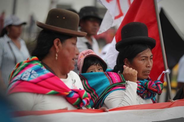 Varias personas participan en una nueva manifestación antigubernamental, en Lima, Perú.