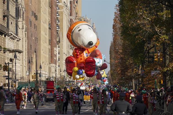 Un gran globo del personaje Snoopy astronauta fue regisrado este jueves, 24 de noviembre, durante la versión 96 del tradicional desfile de las tiendas Macy's por el día de Acción de Gracias, en Nueva York (NY, EE.UU.).