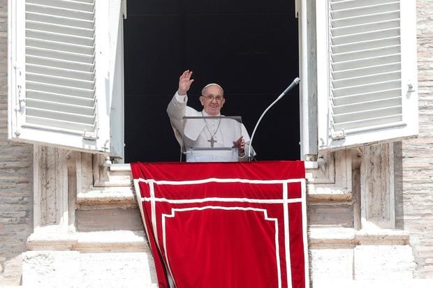 El Papa Francisco en el rezo del Angelus desde la Plaza de San Pedro del Vaticano.