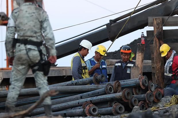 Mineros y personal de emergencias trabajan en el rescate de 10 mineros atrapados en una mina, el 5 de agosto de 2022, en el municipio de Sabinas, en Coahuila, México.