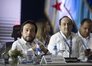 El vicepresidente de El Salvador, Félix Ulloa, participa hoy, en la LVI Reunión de jefes de Estado y de Gobierno de los países miembros del Sistema de la Integración Centroamericana (SICA), en Santiago (República Dominicana).