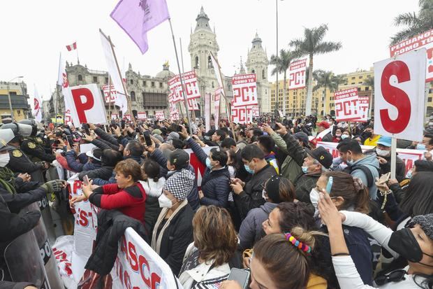 Fotografía cedida por la presidencia de Perú de simpatizantes del presidente Pedro Castillo que esperan a las afueras de la Fiscalía, hoy en Lima, Perú.