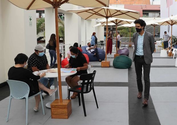 Fotografía cedida por la Biblioteca Nacional del Perú que muestra al jefe institucional de la entidad, Ezio Neyra, en un espacio de lectura de la moderna sede en Lima, Perú.