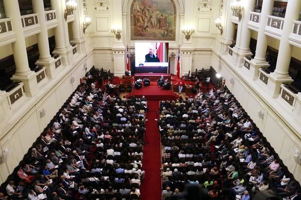 La iniciativa fue aprobada por la mañana en la cámara de Diputados por 98 votos a favor, 3 en contra y 52 abstenciones y por la tarde logró la sanción en el Senado por 28 votos a favor, 6 en contra y 4 abstenciones, poniendo fin a tres meses de discusión entre el oficialismo y la oposición y zanjando uno de los mayores debates respecto al proceso constituyente que vive Chile: la fórmula para establecer la paridad. 