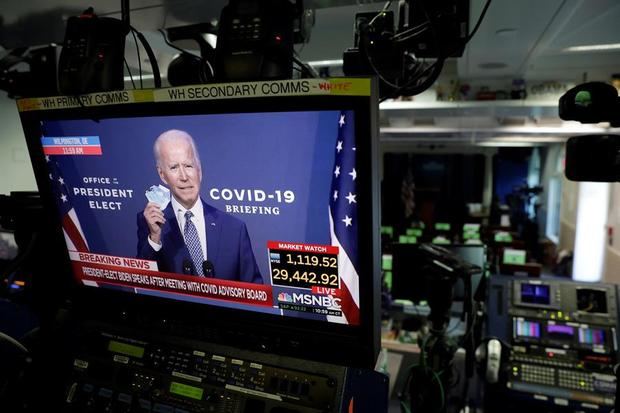 El presidente electo de EE.UU., Joe Biden, es visto durante su declaración en monitores de televisión en la sala de reuniones de la Casa Blanca en Washington, el 9 de noviembre de 2020.