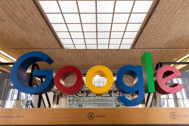 Logo de Google en las oficinas de la compañía en Berlin, Alemania, en una foto de archivo.