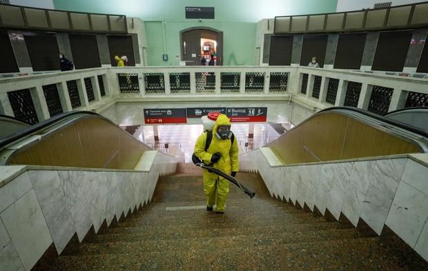 Un empleado del Ministerio de Emergencias de Rusia trabaja en las labores de desinfección de la estación de tren de Kazansky, en Moscú. 
