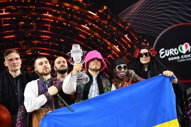 La Orquesta Kalush de Ucrania celebra en el escenario después de ganar el 66º Concurso Anual de la Canción de Eurovisión (ESC 2022) en Turín, Italia.