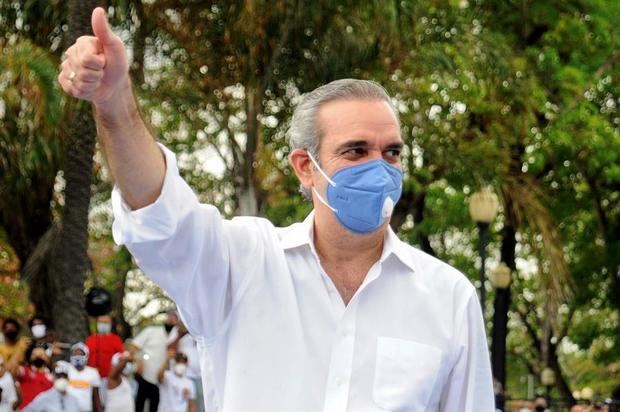 El candidato presidencial del opositor Partido Revolucionario Moderno (PRM), Luis Abinader, fue registrado este miércoles, durante un acto de campaña, en Santo Domingo, RD.