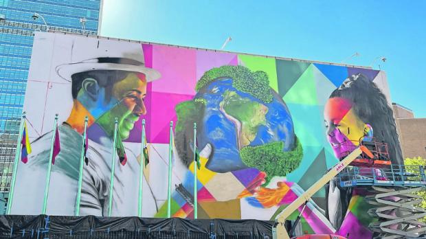 El mural “Por el planeta”, del artista brasileño Kobra, se eleva sobre la Asamblea General de la ONU.
