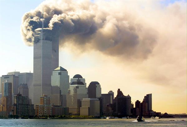Vista del World Trade Center durante los ataques terroristas del 11 de septiembre de 2001, en una fotografía de archivo. 
