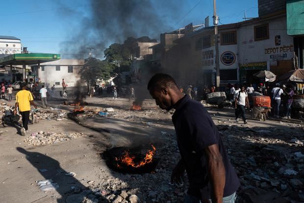 Manifestantes queman hoy neumáticos en protesta contra el cierre de escuelas, en Puerto Príncipe, Haití.